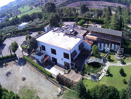 Intera Struttura Ricettiva Con Varie Sale Ristorante, Ampi Spazi Esterni Curati.
